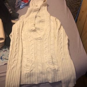 Suzy Shier - White/Cream Hooded V Neck Sweater